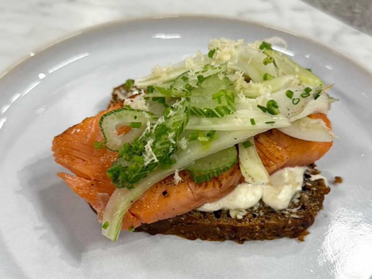 Smörrebröd med lättgravad röding