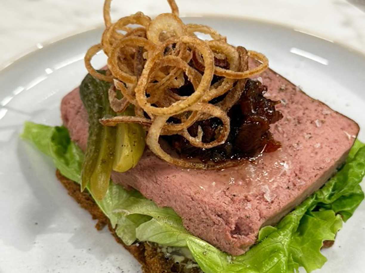 Smörrebröd med leverpastej och baconsylt