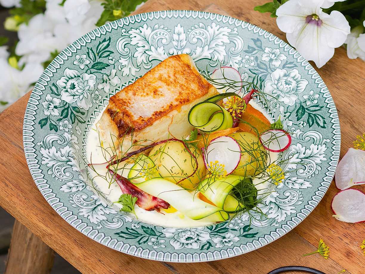 Smörstekt hälleflundra med sandefjordssås och rostade primörer