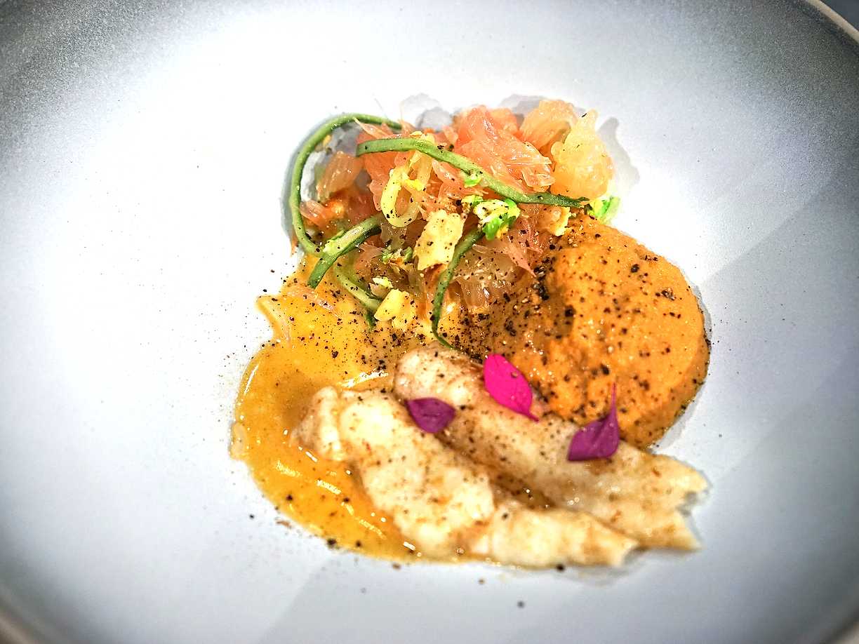 Smörstekt rödtunga, räkbisque, pomelo- och gurksallad med morotspuré
