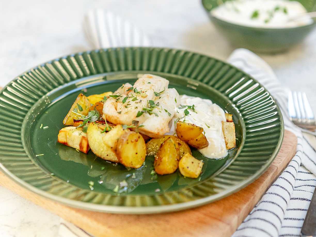 Smörstekt torsk med rostade rotfrukter och citronyoghurt