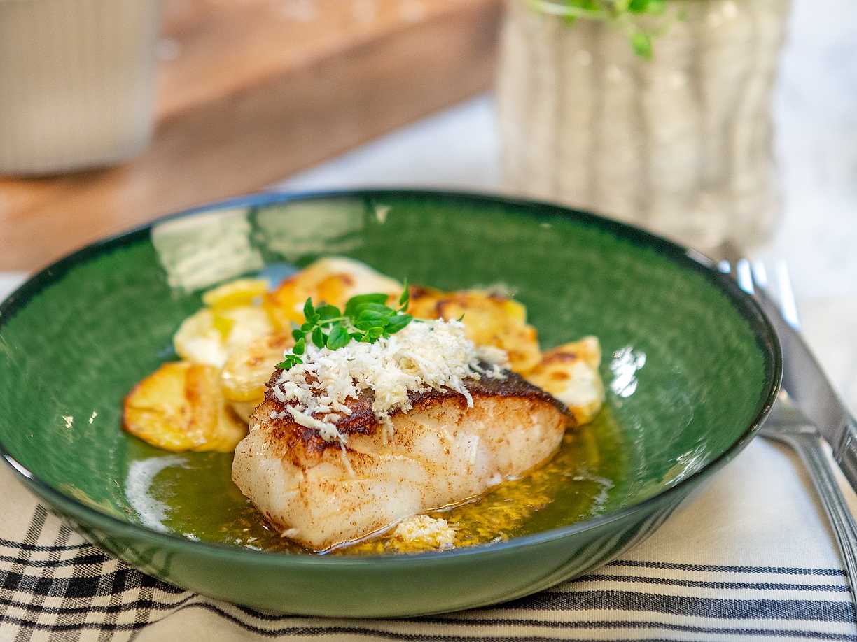 Smörstekt torskrygg med pepparrot och potatisgratäng