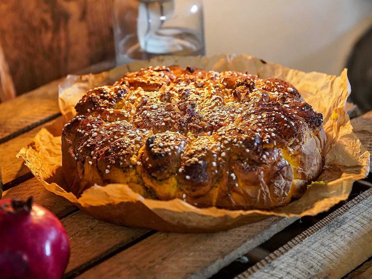 Snabb butterkaka med saffran och valnötter