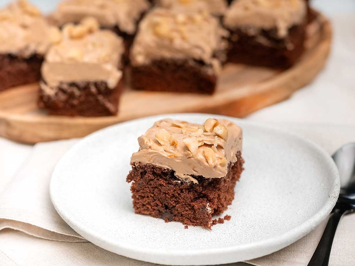 Snabb chokladkaka med choklad- och hasselnötsfrosting