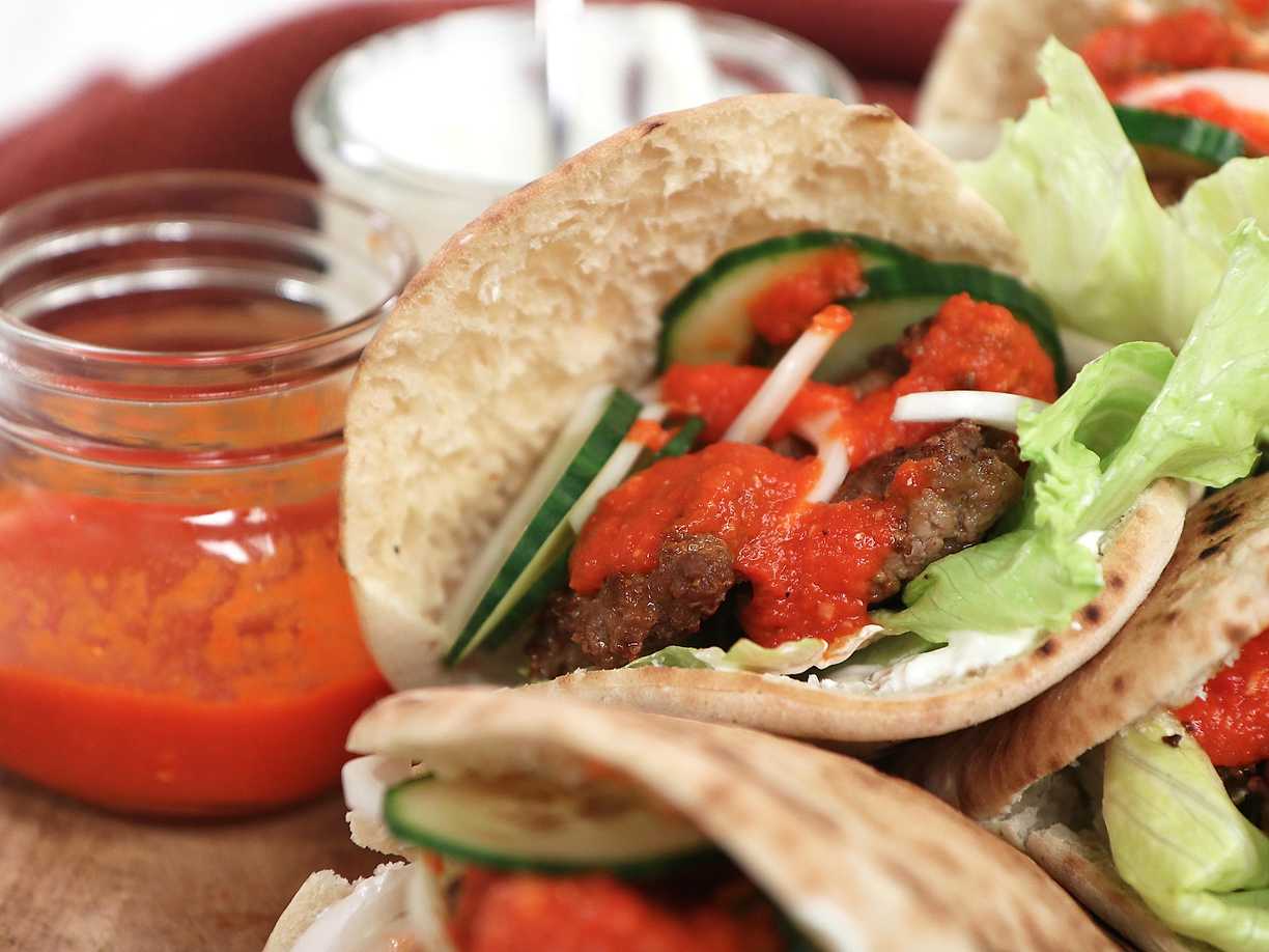 Snabb kebab i pita med paprikasås Köket.se