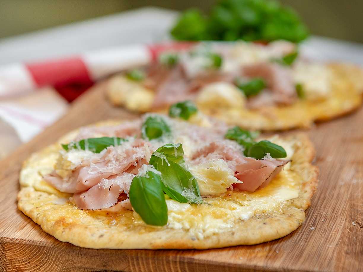 Snabb pizza med crème fraiche, lök och skinka