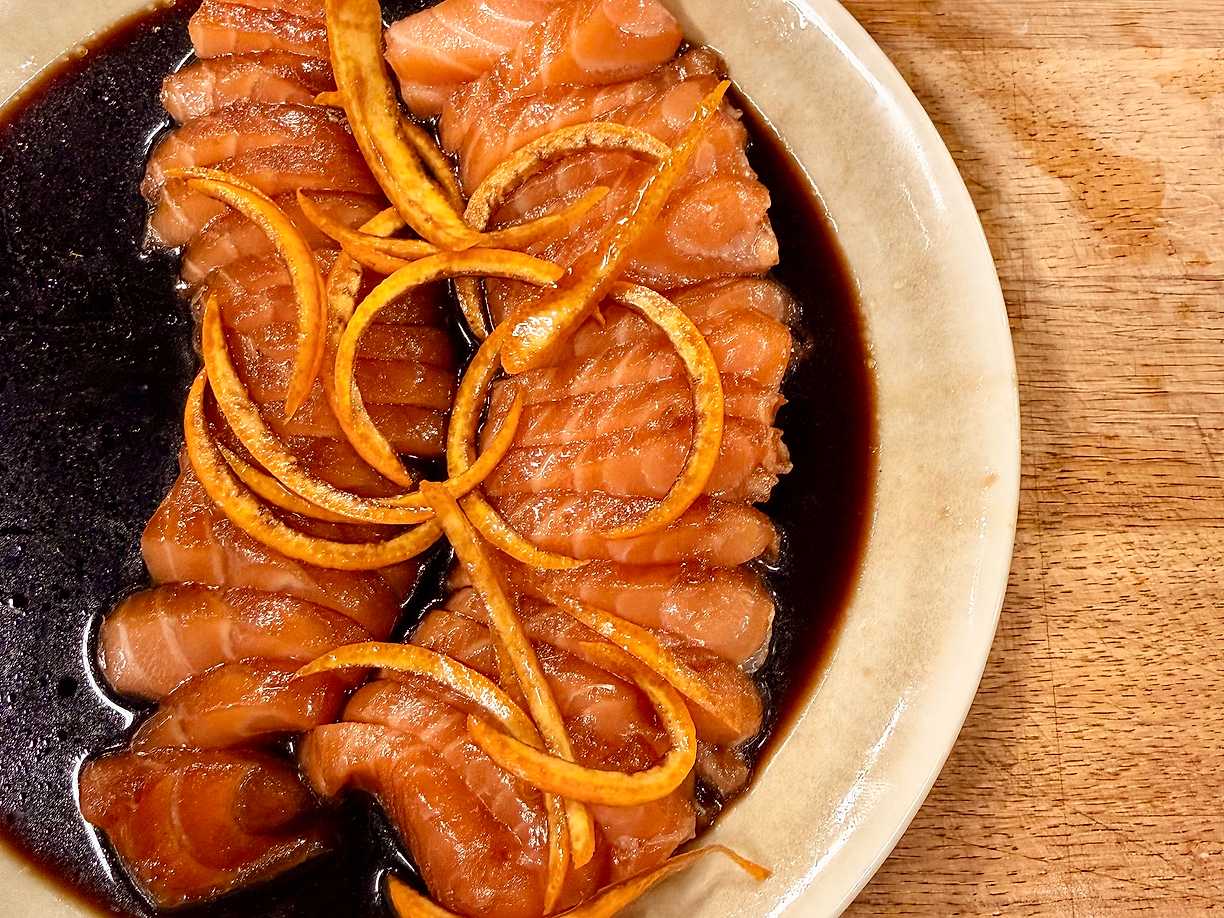 Snabbgravad laxsashimi