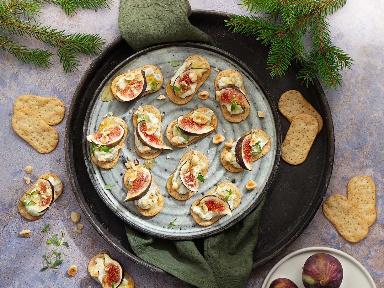 Snittar med ädeloströra, fikon och honung