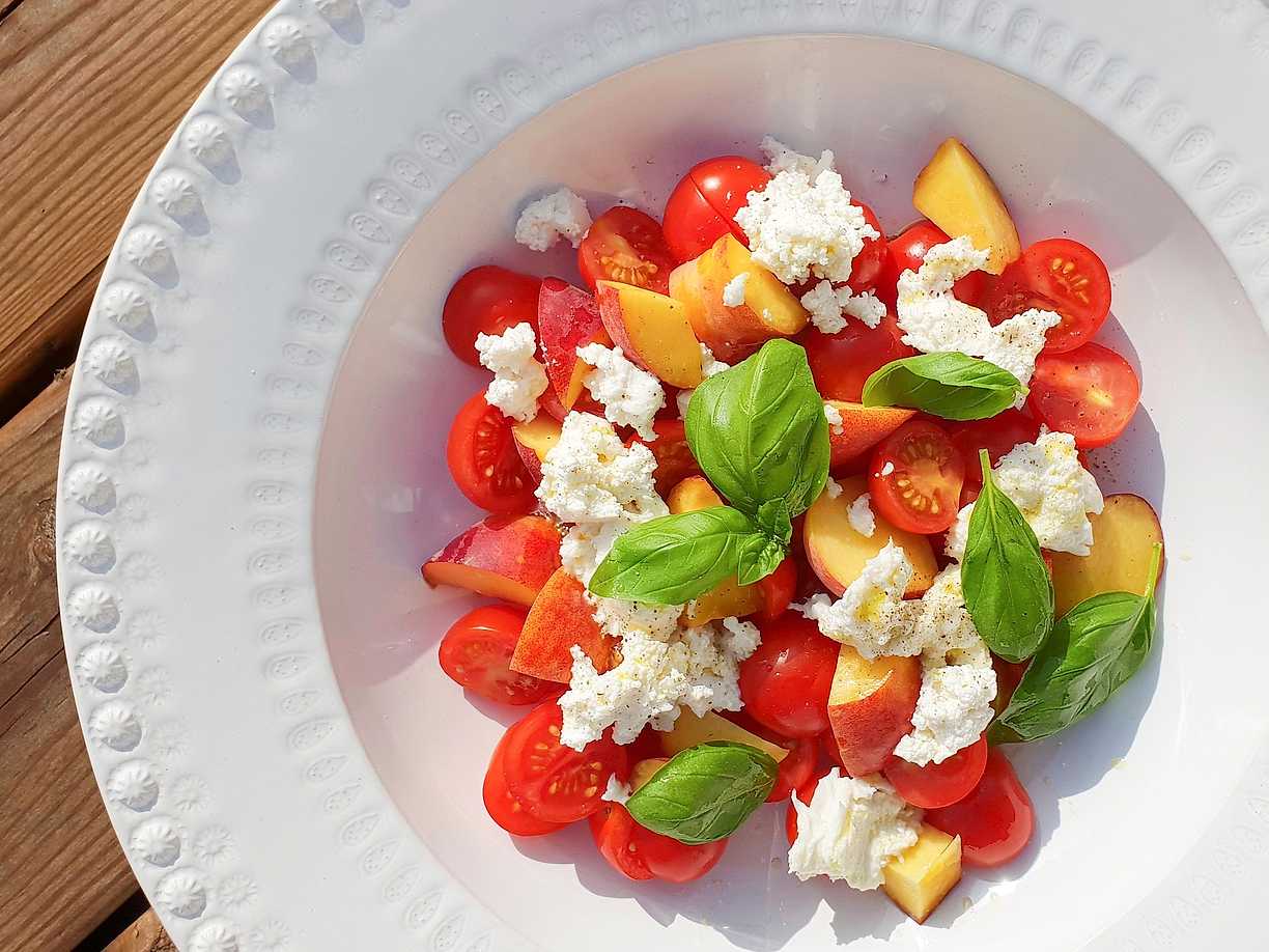 Mozzarellasallad med persika och tomat