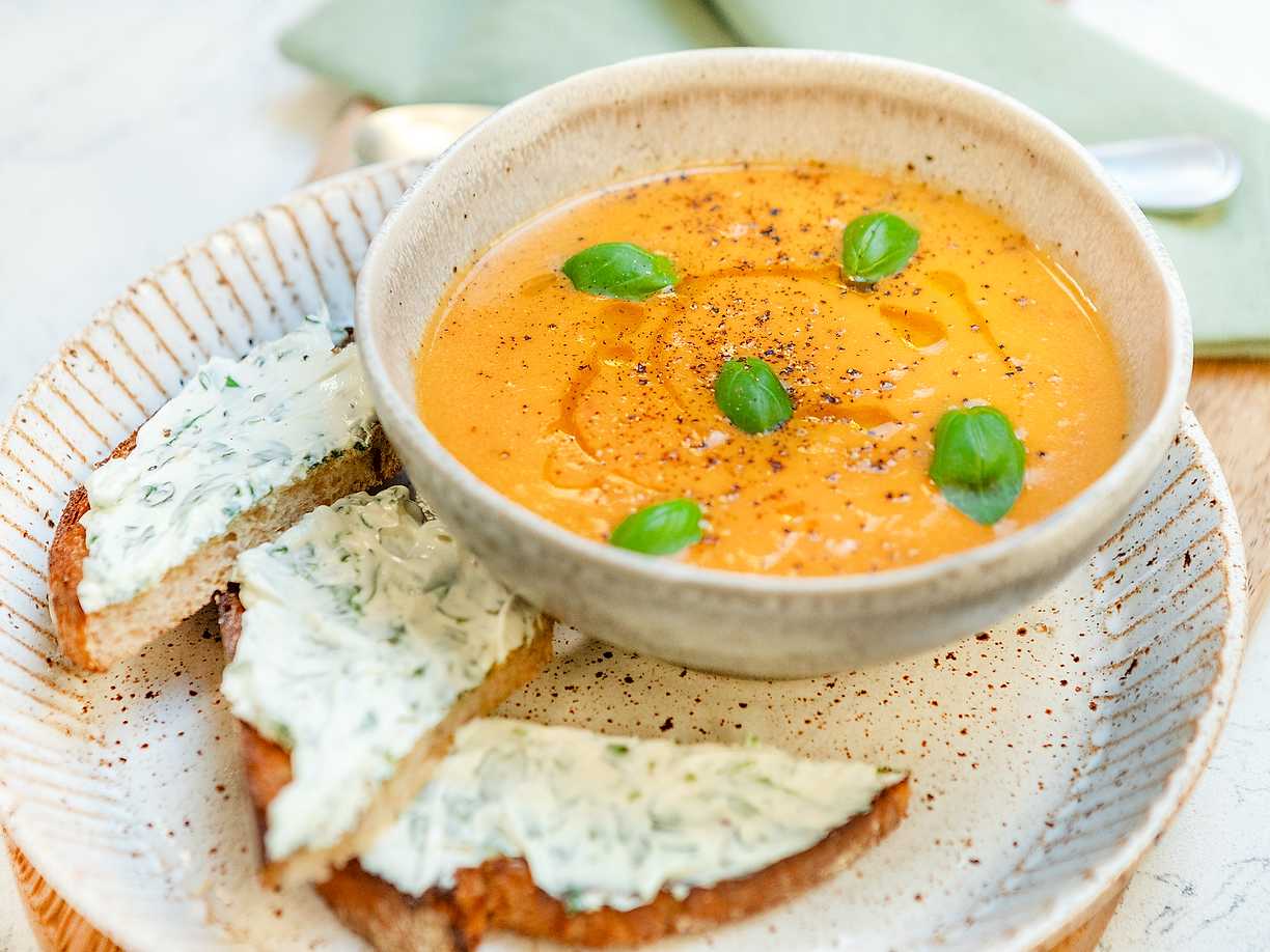 Soppa på färska tomater med vitlöksbröd