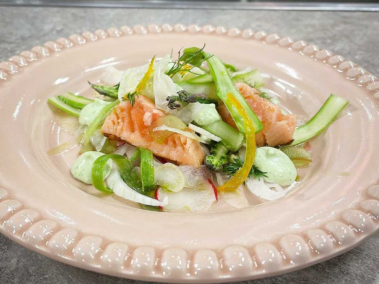 Sotad lax med primörsallad