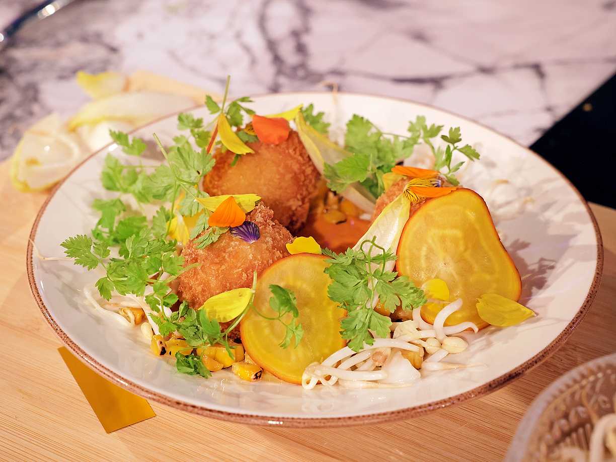 Sotad majs med friterad crab cake