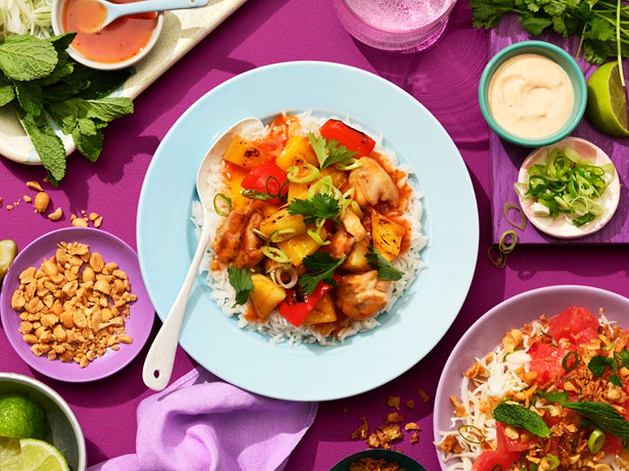 Sötsur kycklingwok med grapefruktsallad