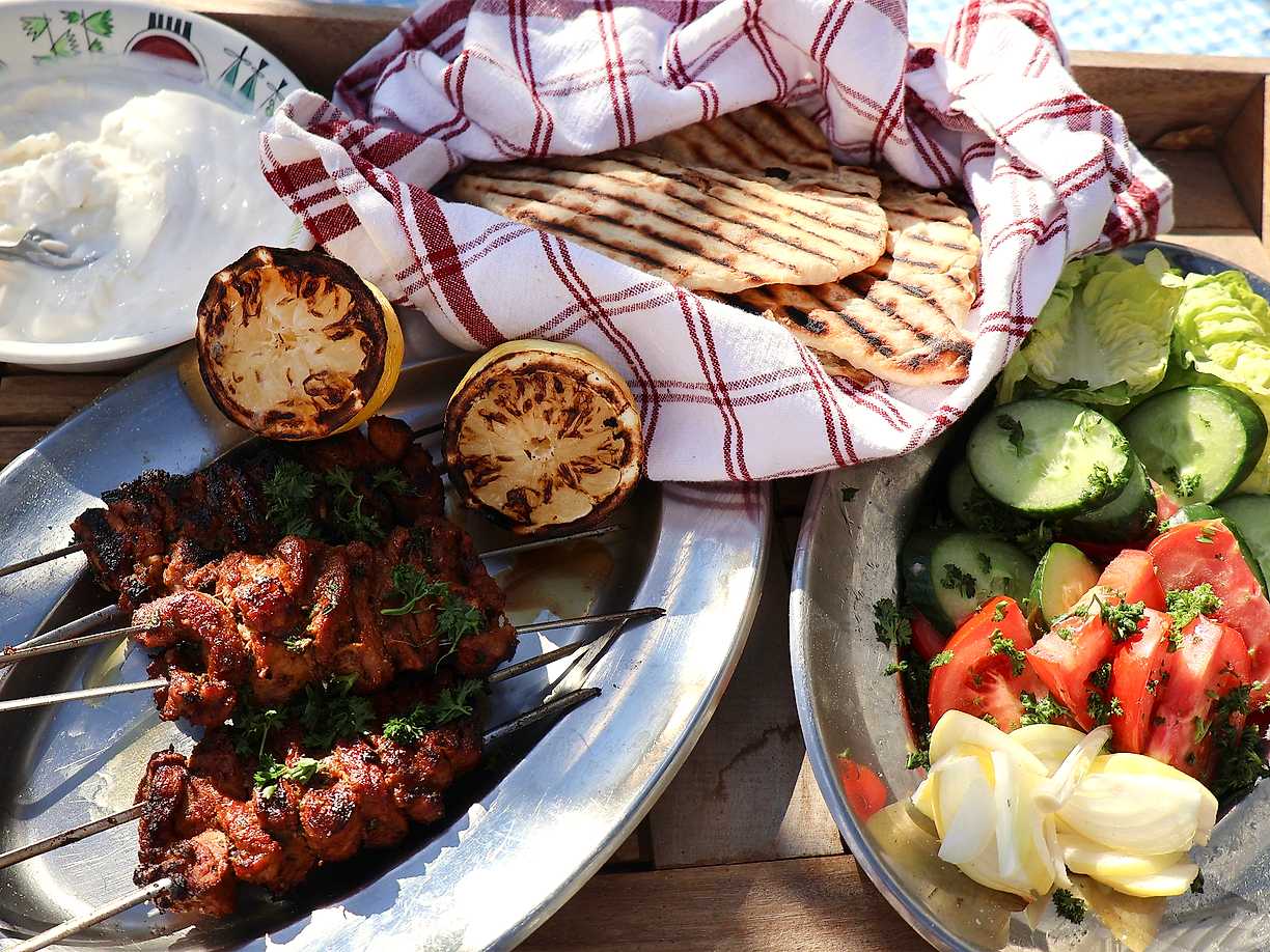 Souvlaki i flatbread med yoghurtsås