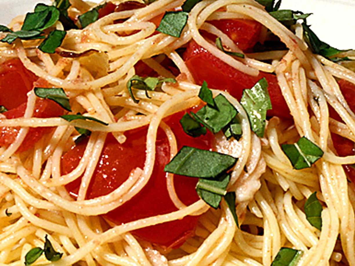 Spaghetti med färska tomater och basilika | Kö