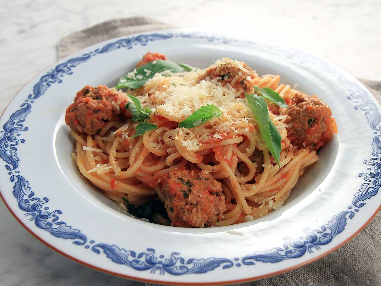 Spaghetti med italienska köttbullar i tomatsås | Kö