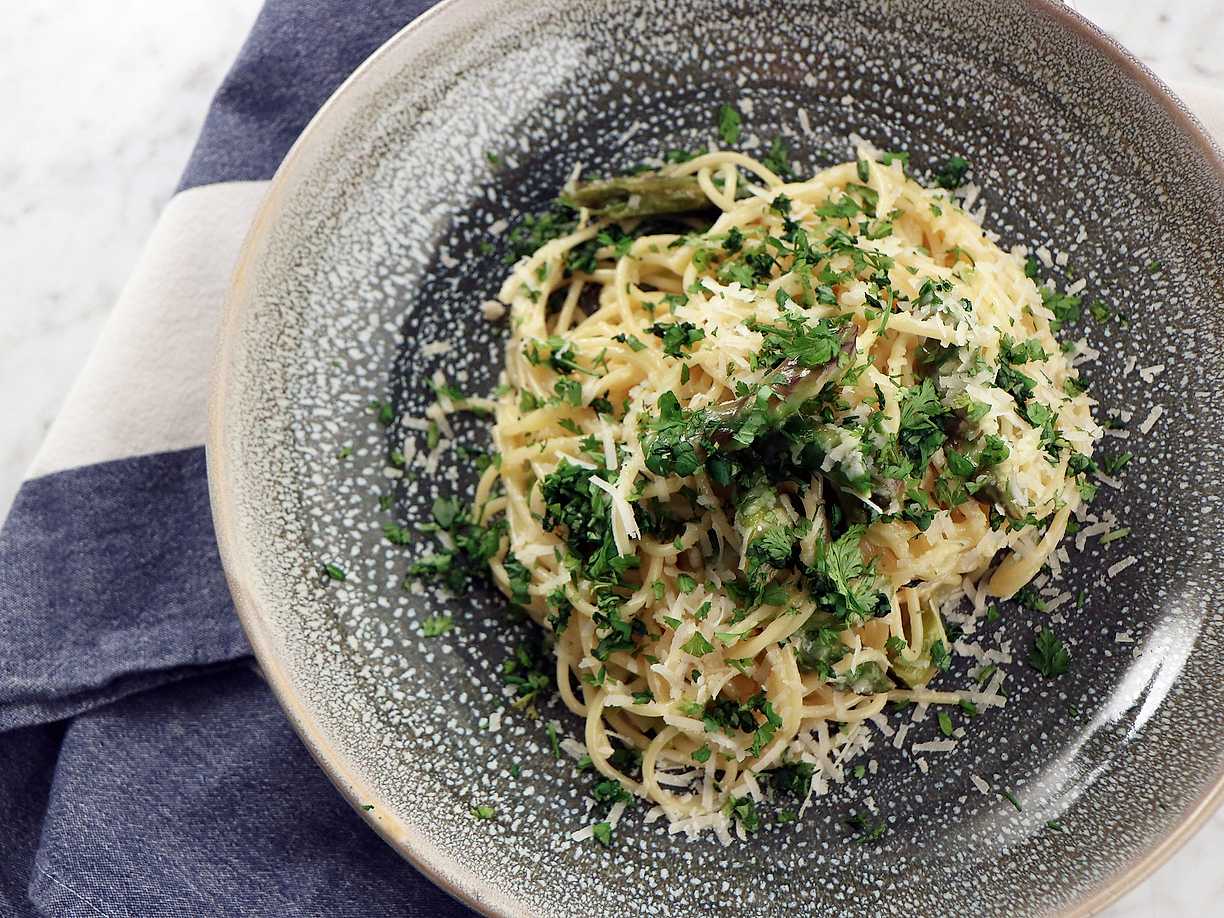 Spaghetti med sparris, parmesan och färska örter | Kö