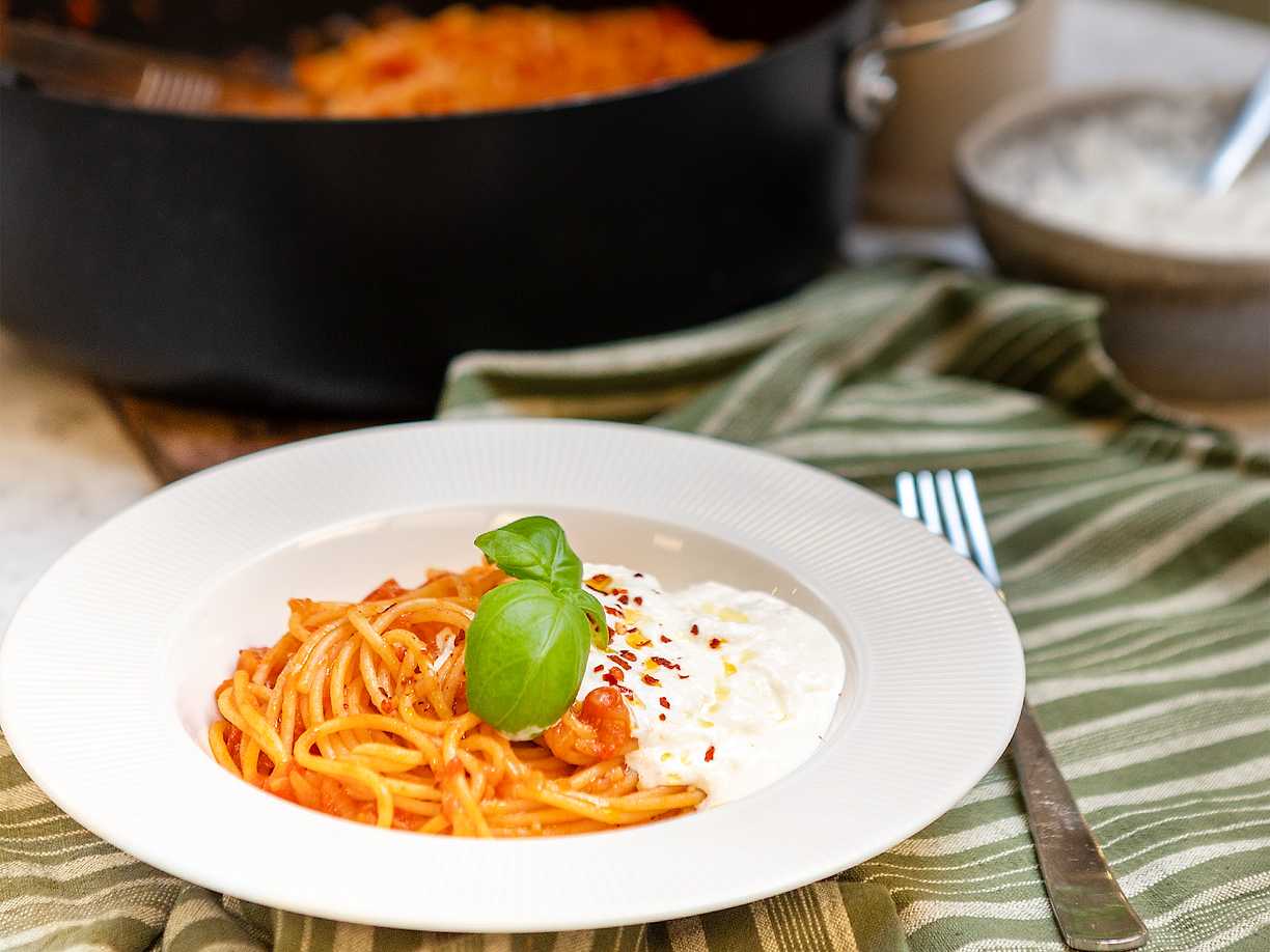 Spaghetti med tomatsås och stracciatella