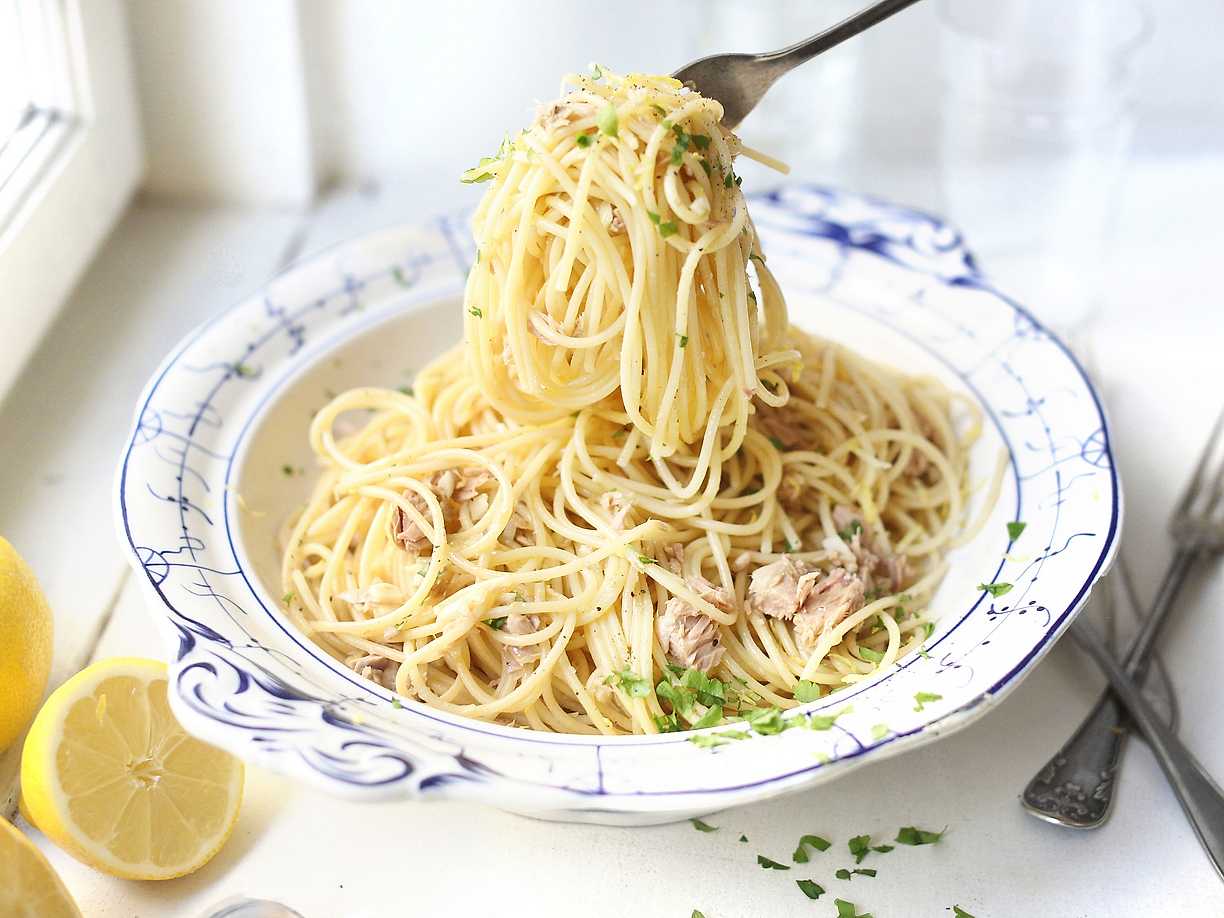 Spaghetti med tonfisk, citron och vitlök | Kö