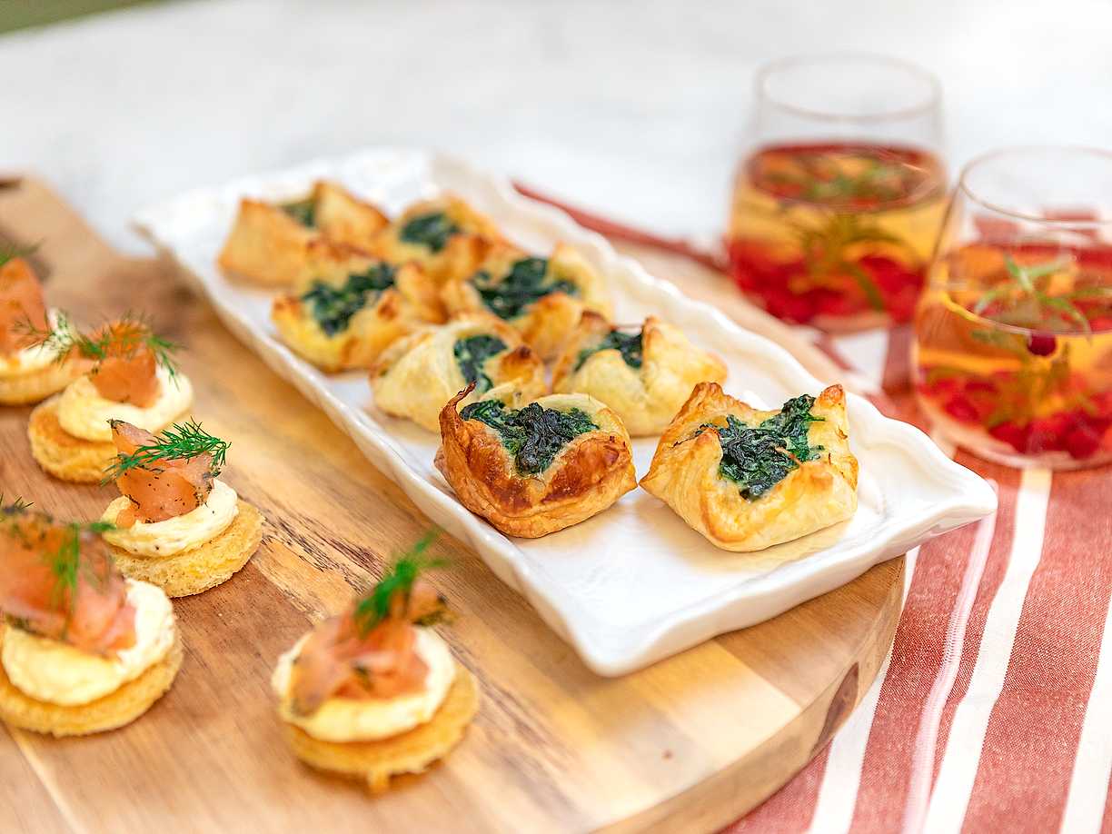 Spenatknyten med Västerbottensost och laxsnitt med pepparrot