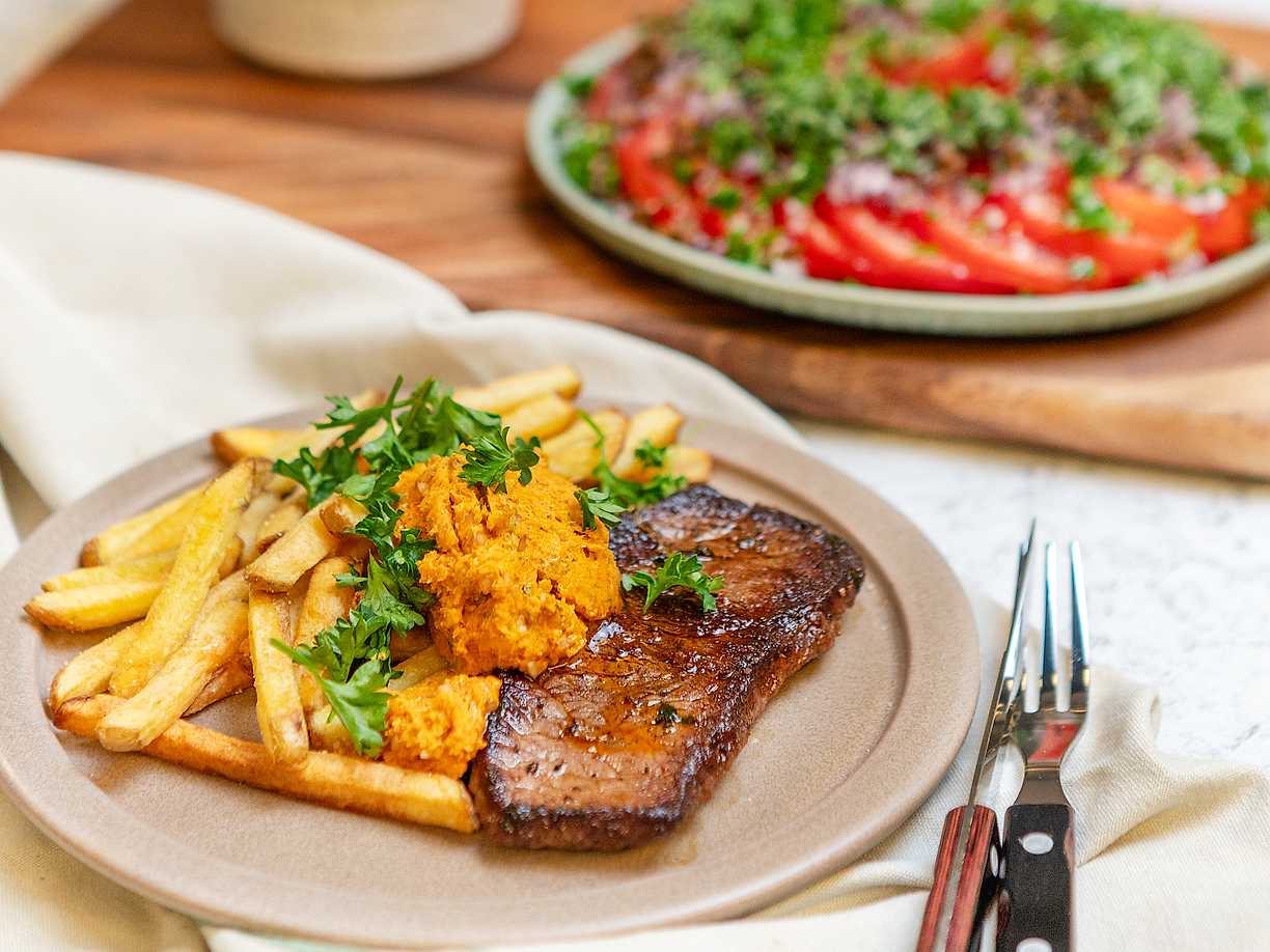 Steak minute med Café de Paris-smör och tomatsallad