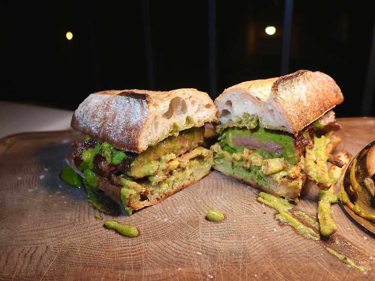 Steak frites sandwich med hemlig sås