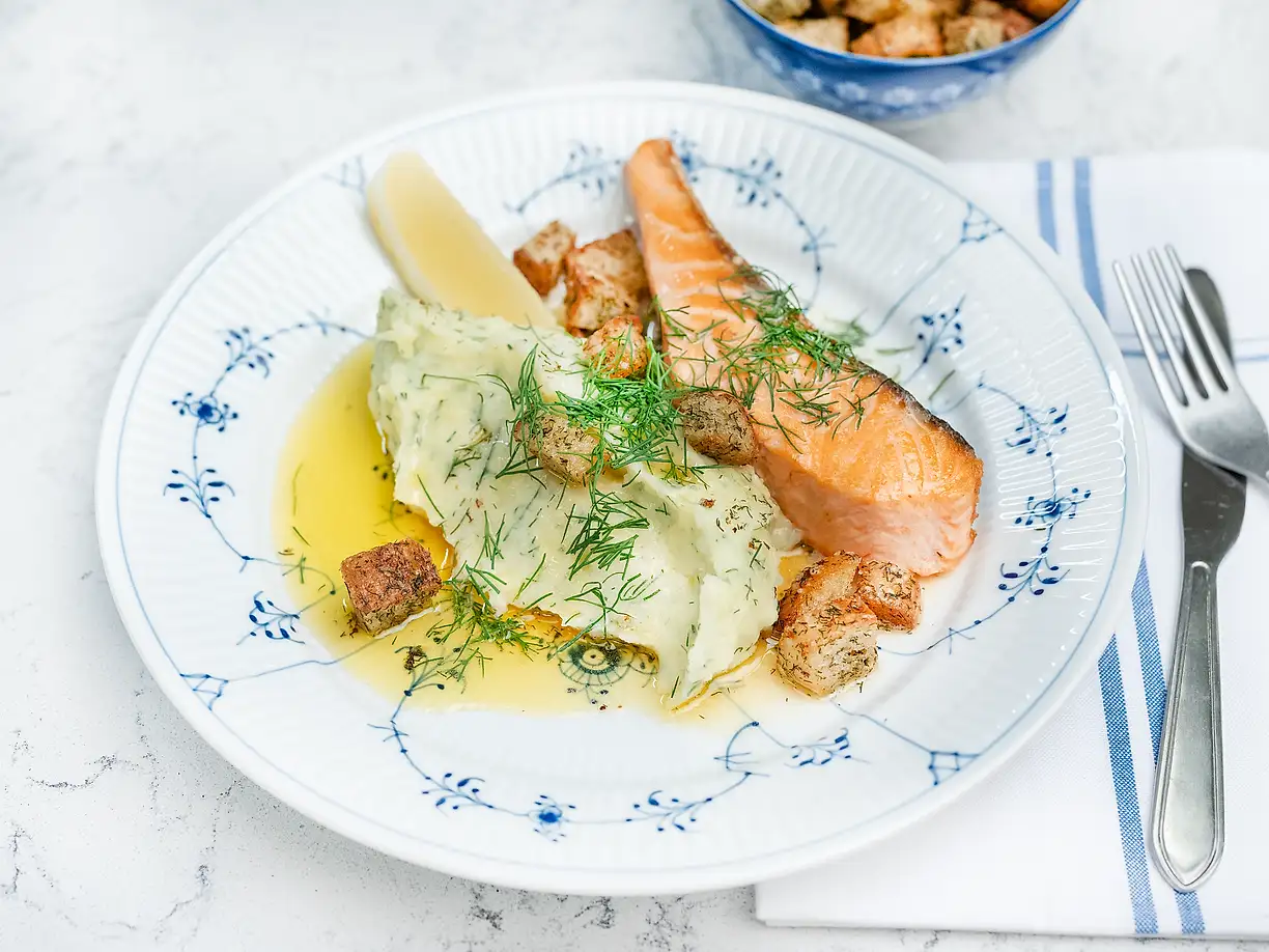 Stekt lax med dillmos, brynt smör och krispiga krutonger
