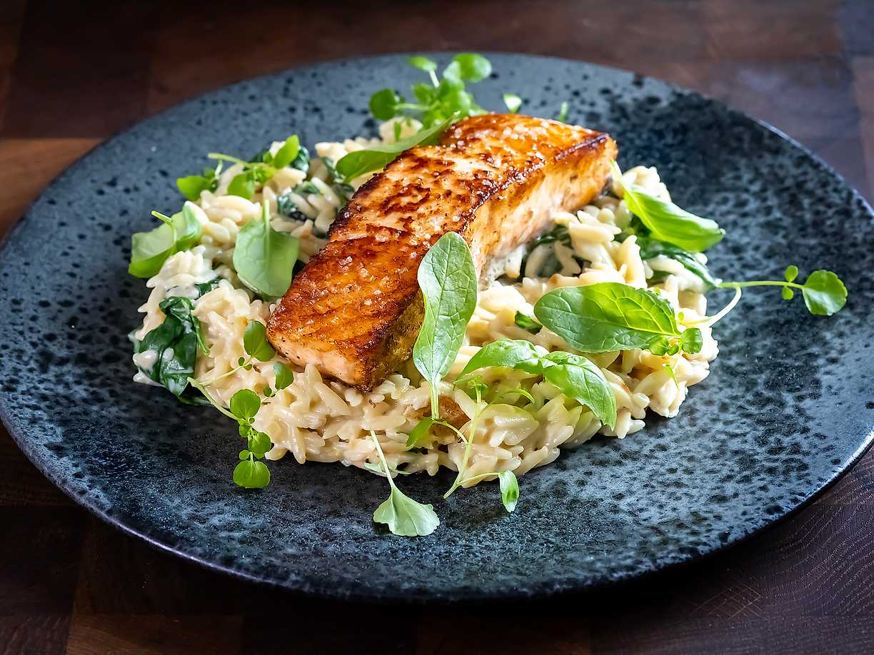 Stekt lax med krämig risoni