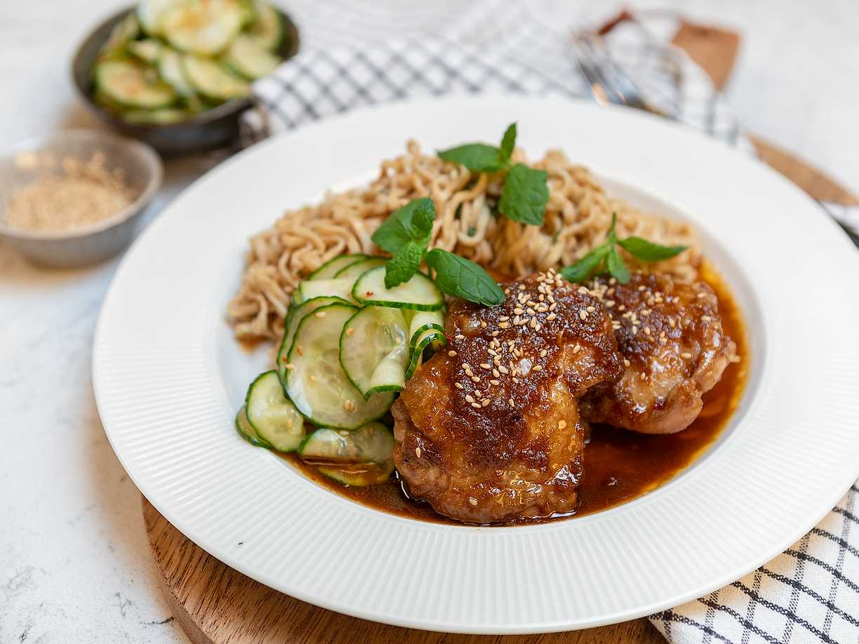 Sticky chicken med sesamnudlar
