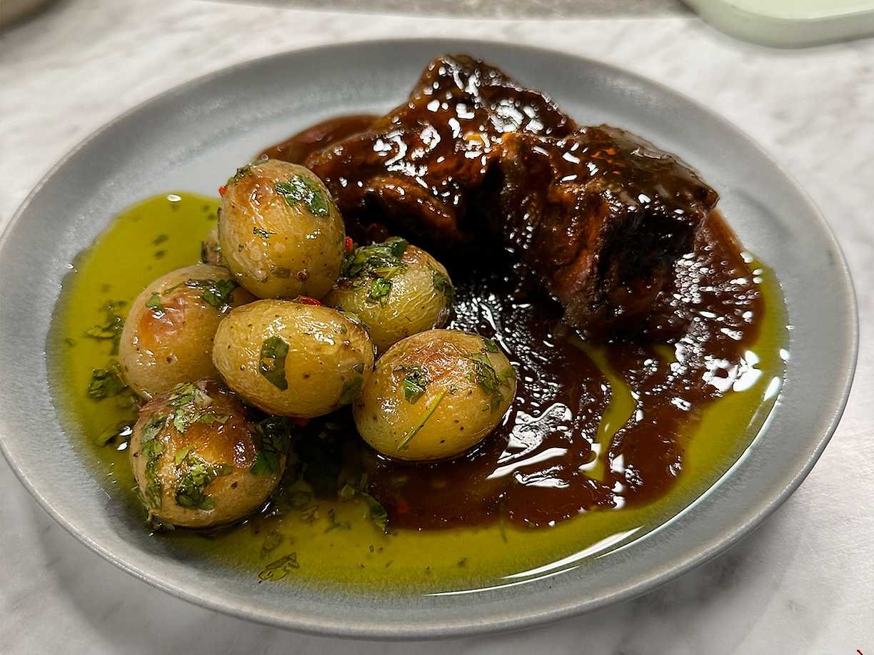 Sticky shortribs med rostad potatis