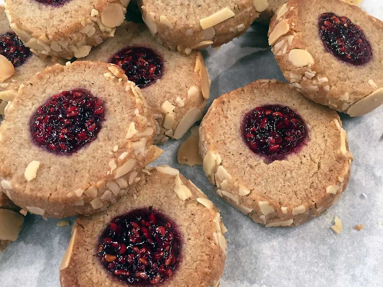 Stockholmskakor med dinkel, mandel och hallonsylt | Köket.se