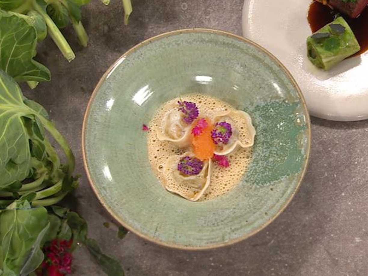 Svampravioli med svampbuljong och löjrom