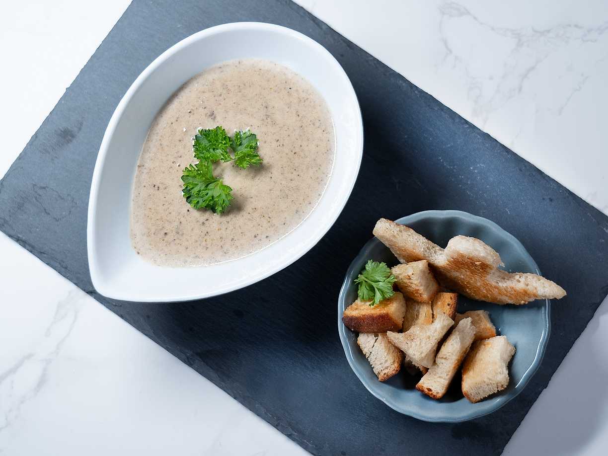 Svampsoppa med vitlöksbröd