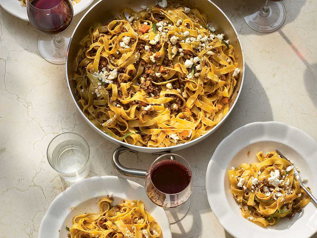 Tagliatelle med lammragu, rosmarin och fetaost