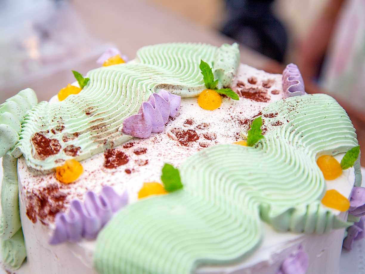 Tårta med jordgubbsmousse, limecurd, tepannacotta och marängsmörkräm