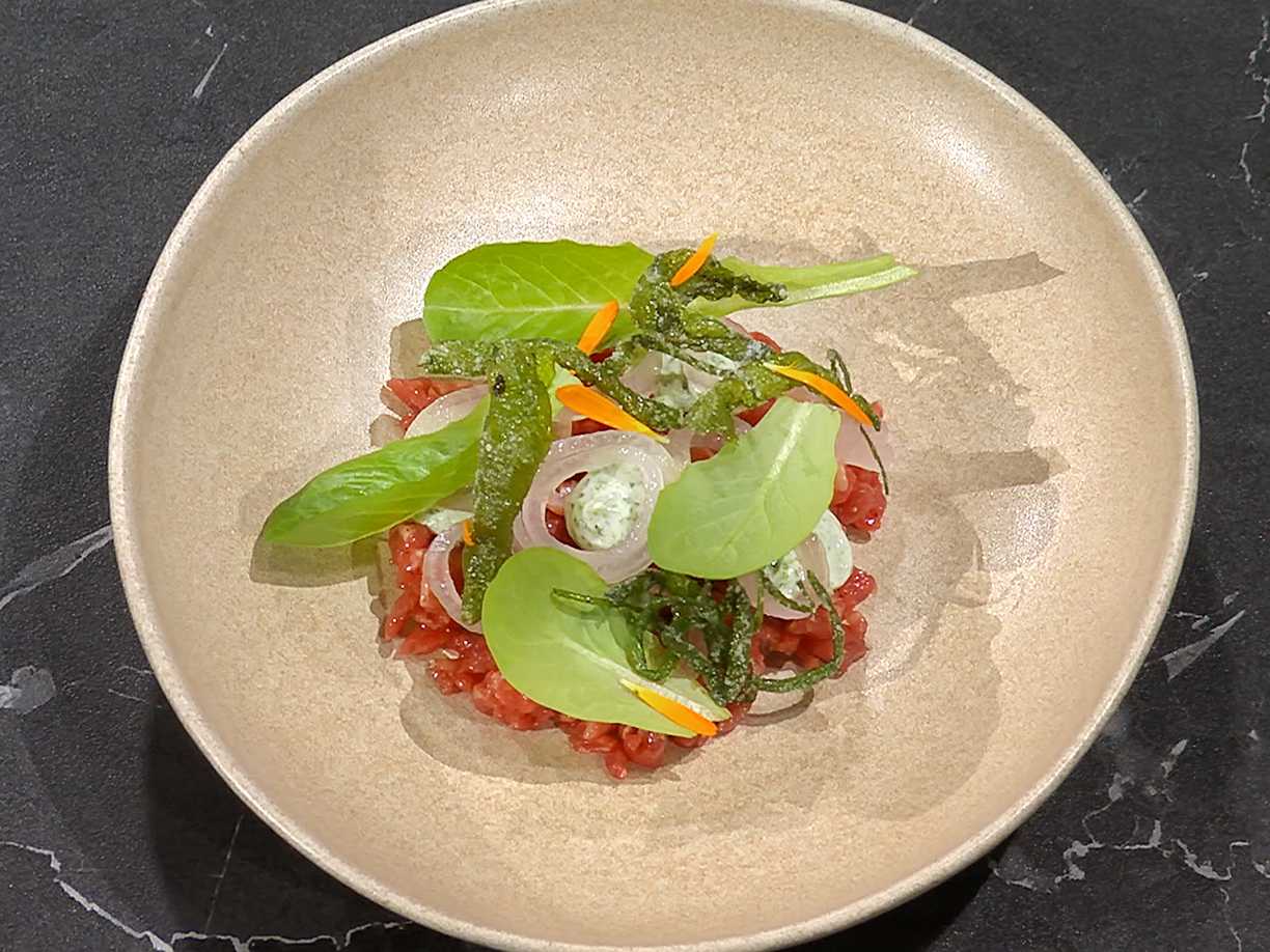 Tartar på oxe med algmajonnäs och picklad schalottenlök