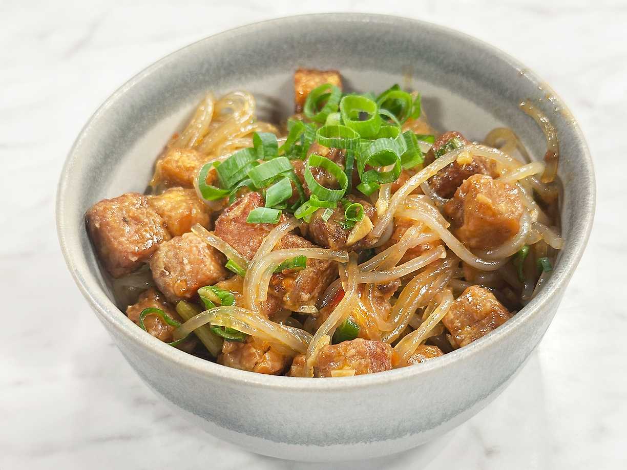 Tempeh med stekta nudlar