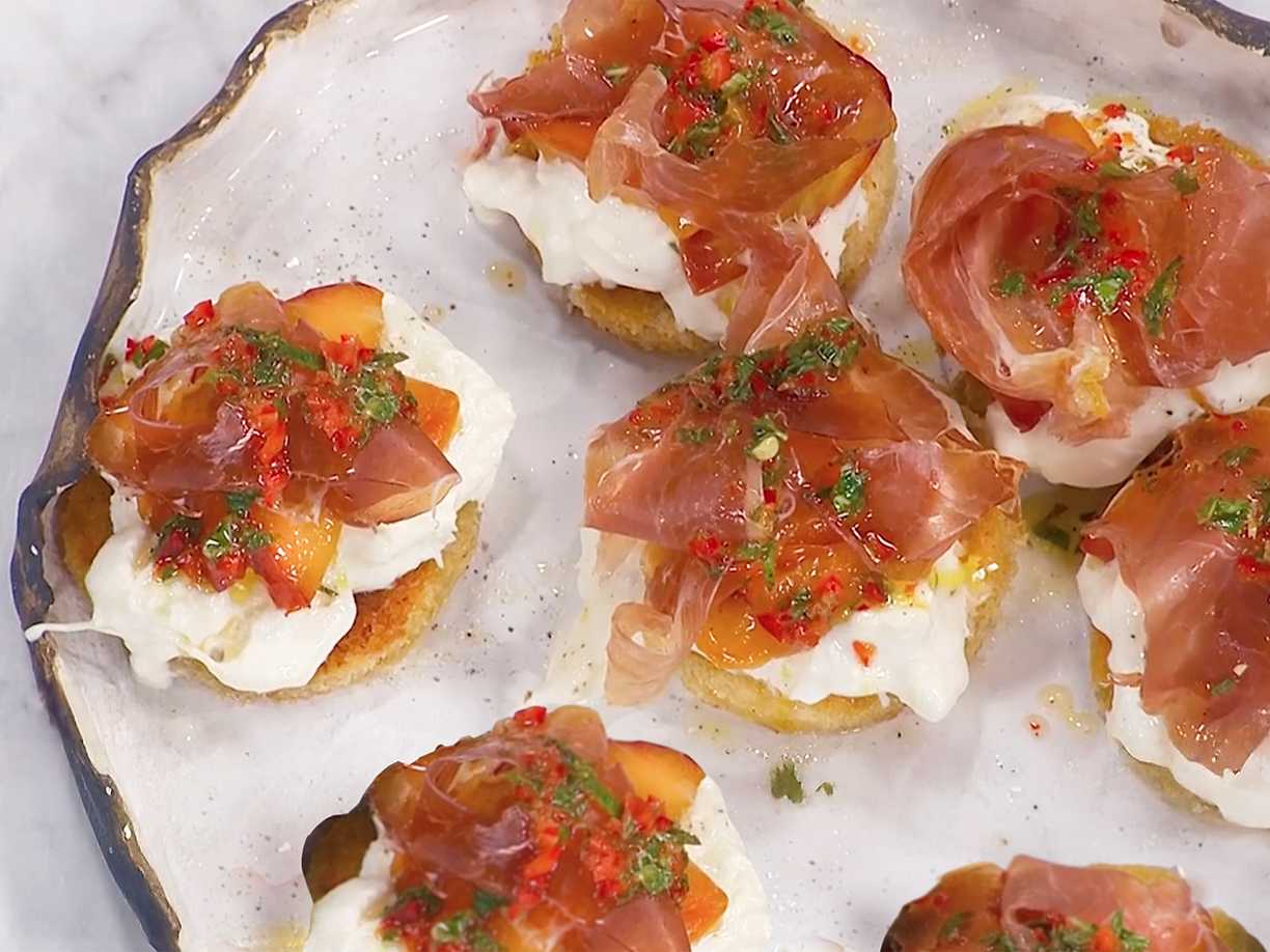 Toast med burrata och smörstekt nektarin