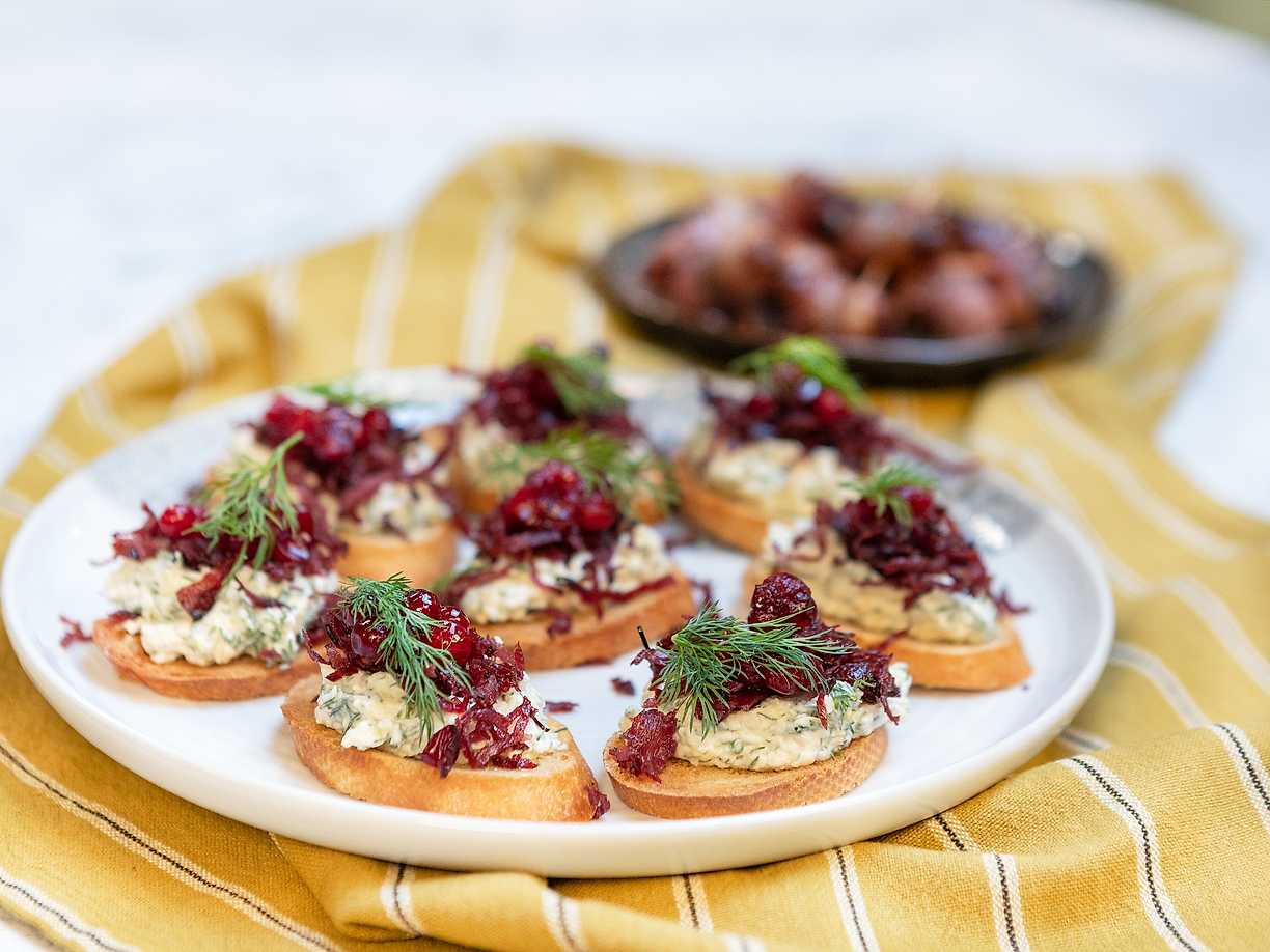 Toast med Västerbottensostkräm, krispigt renkött och lingon