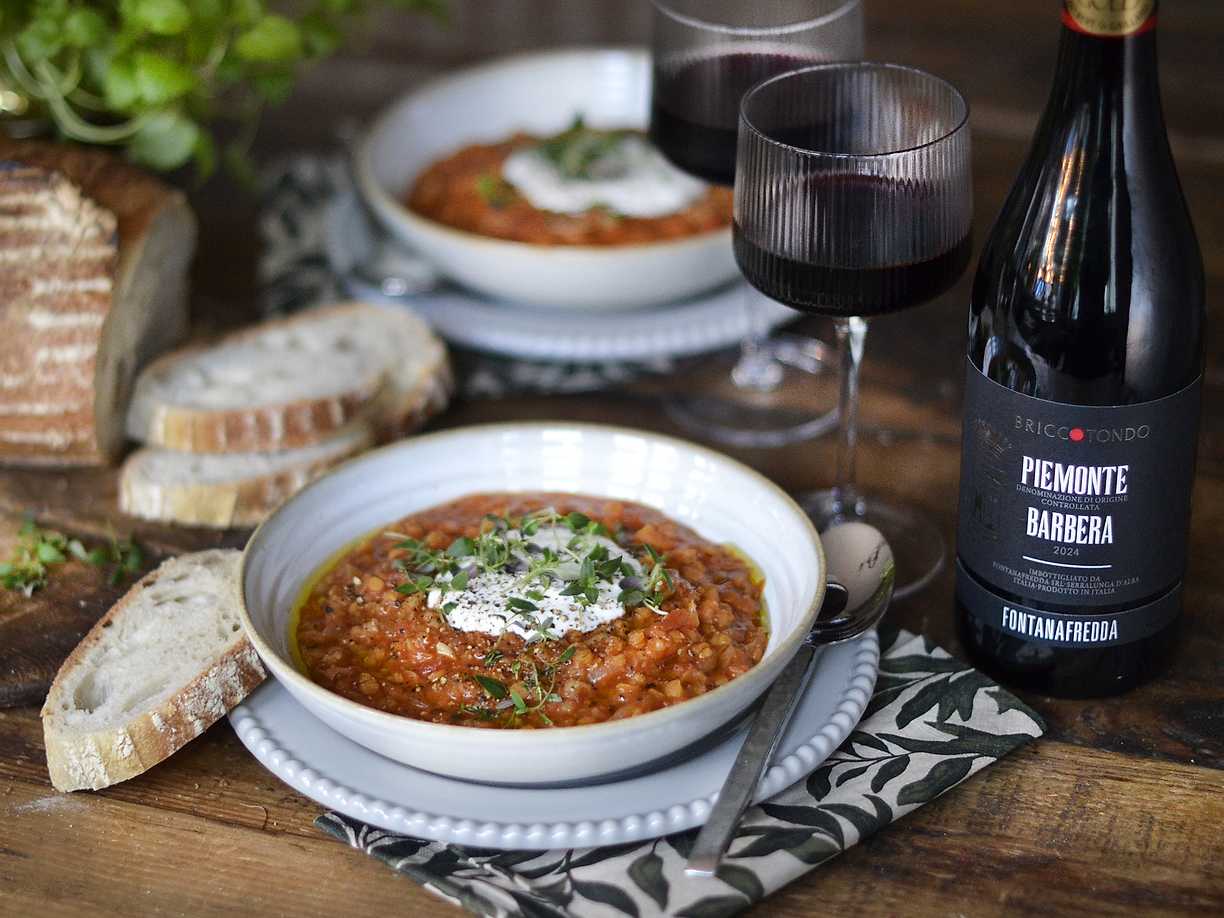 Tomat- och linssoppa med vispad burrata