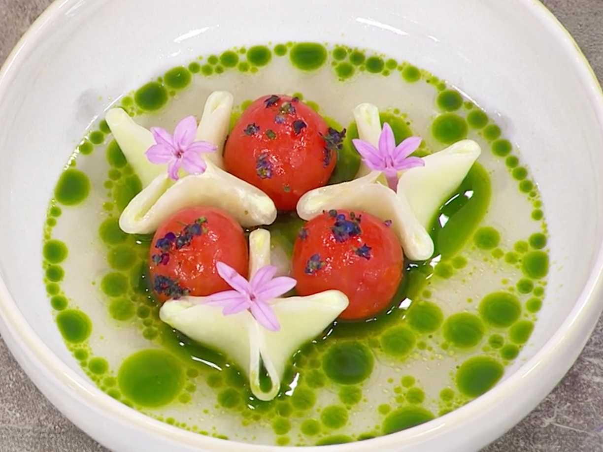 Tomatbuljong med kålrabbiknyten