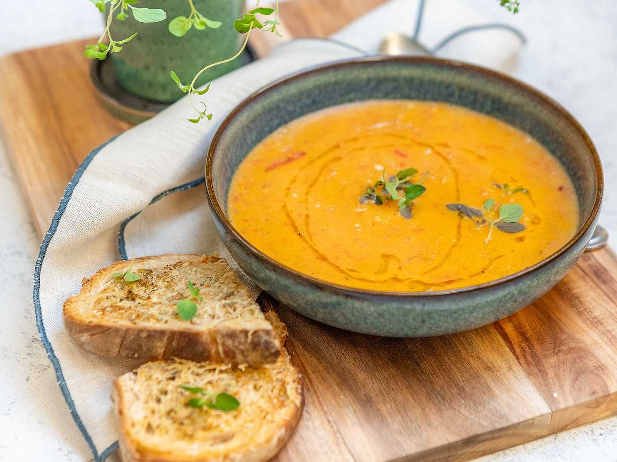 Tomatsoppa med ostgratinerat vitlöksbröd