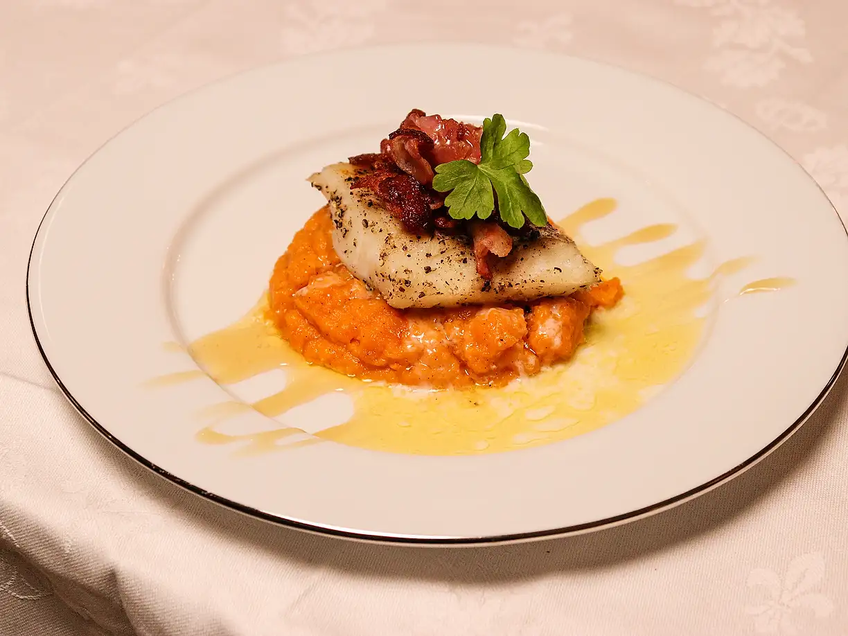 Torskrygg toppad med knaperstekt bacon