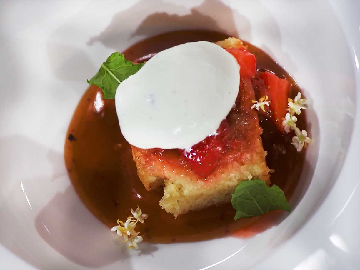 Toscakaka med brynt smör och salt kola