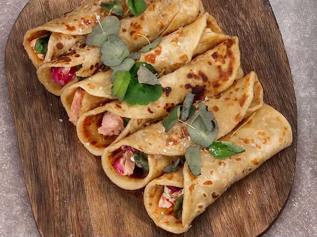 Tunnbröd med varmrökt lax