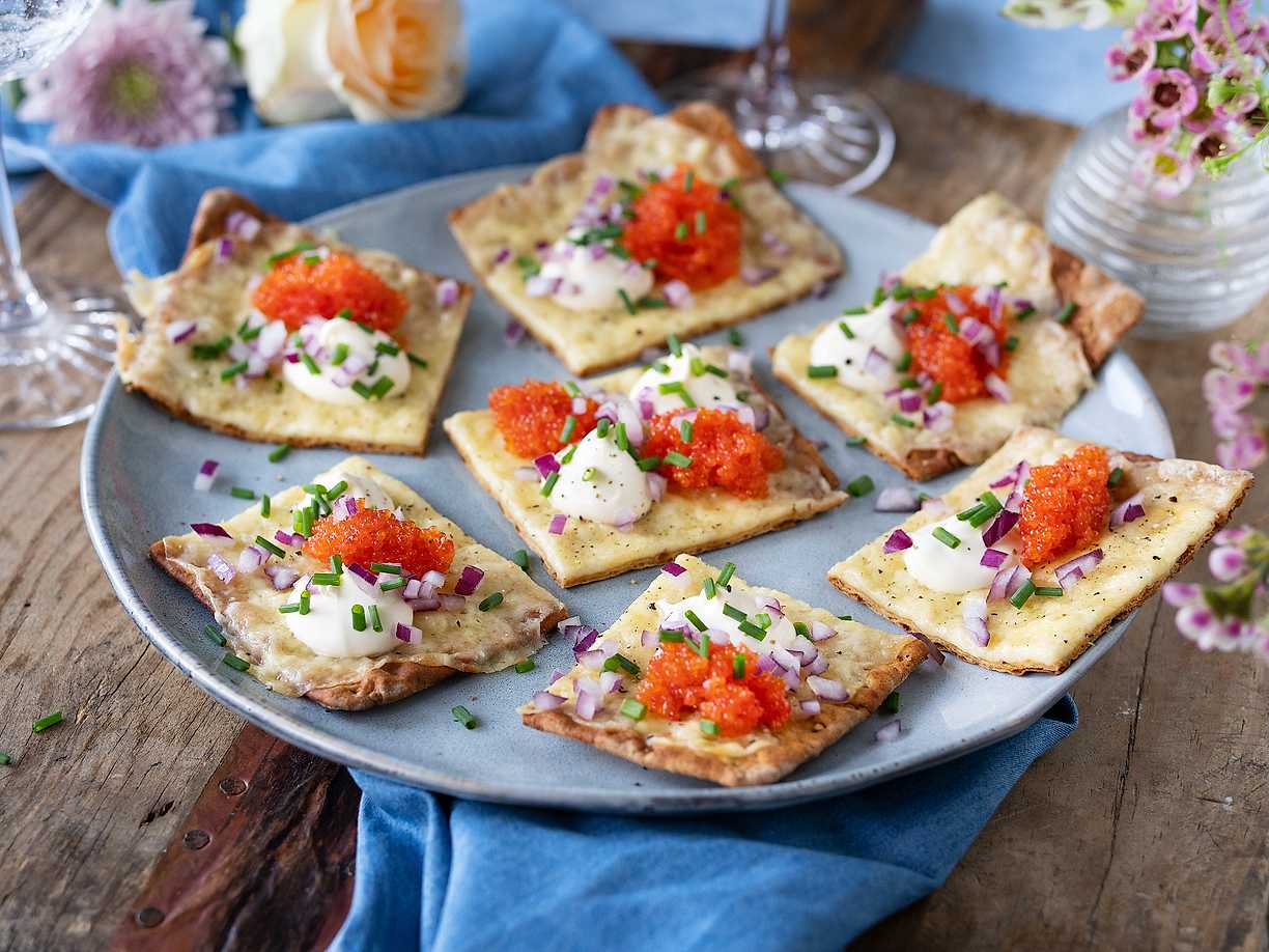 Tunnbrödspizza med västerbottensost, rom, och smetana