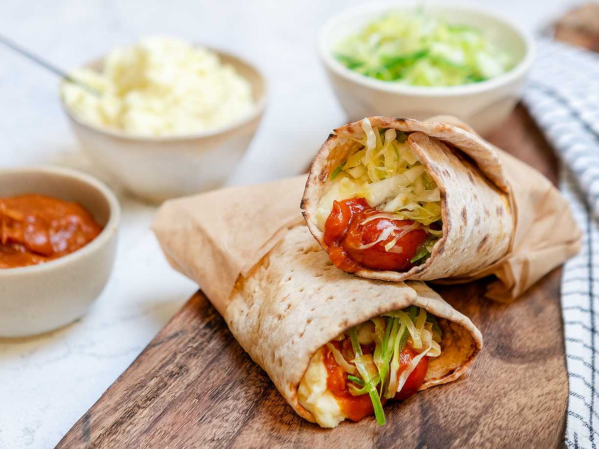 Tunnbrödsrulle med kabanoss och curryketchup