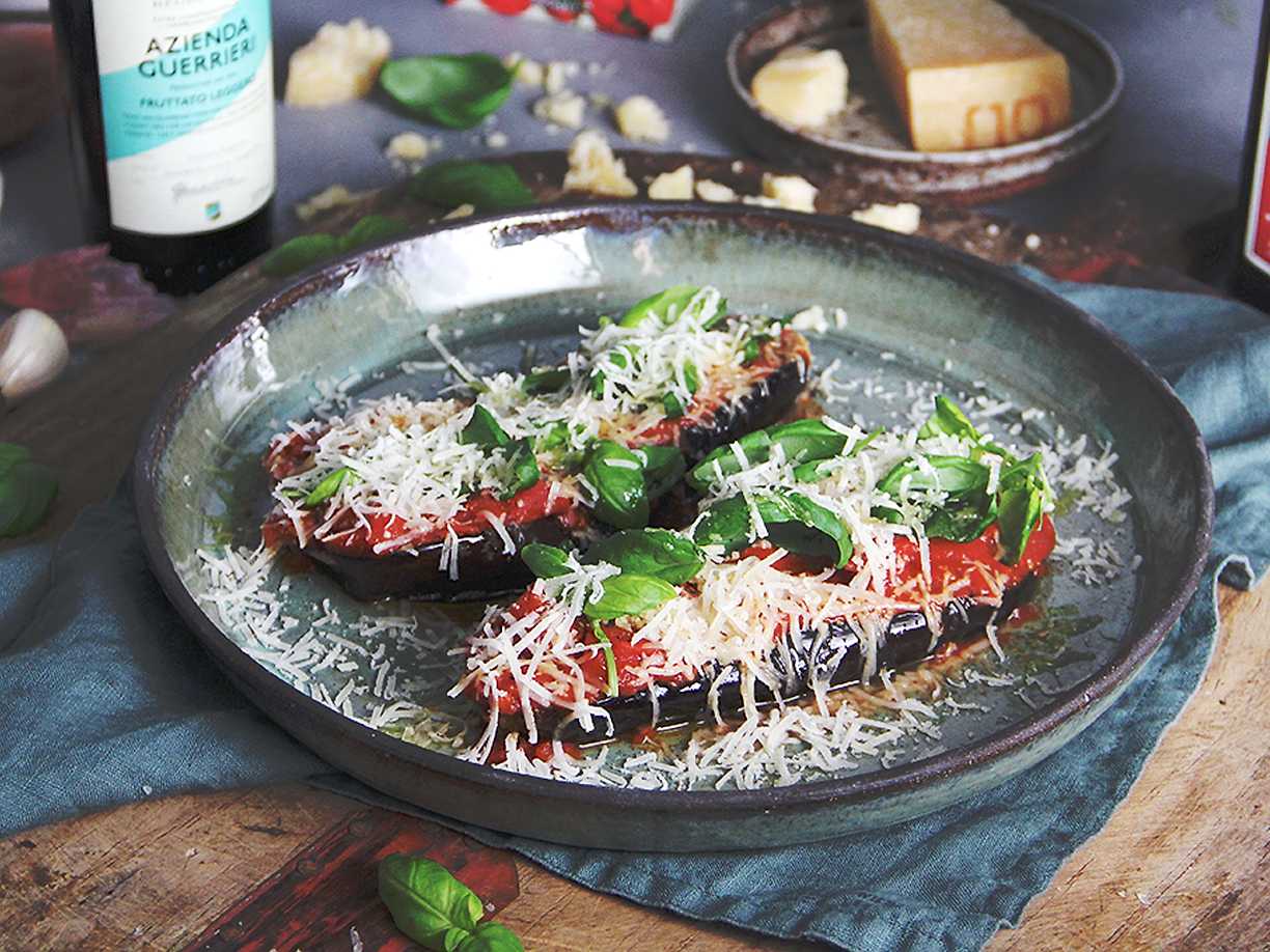 Ugnsbakad aubergine med tomatsås och parmesan | Köket.se