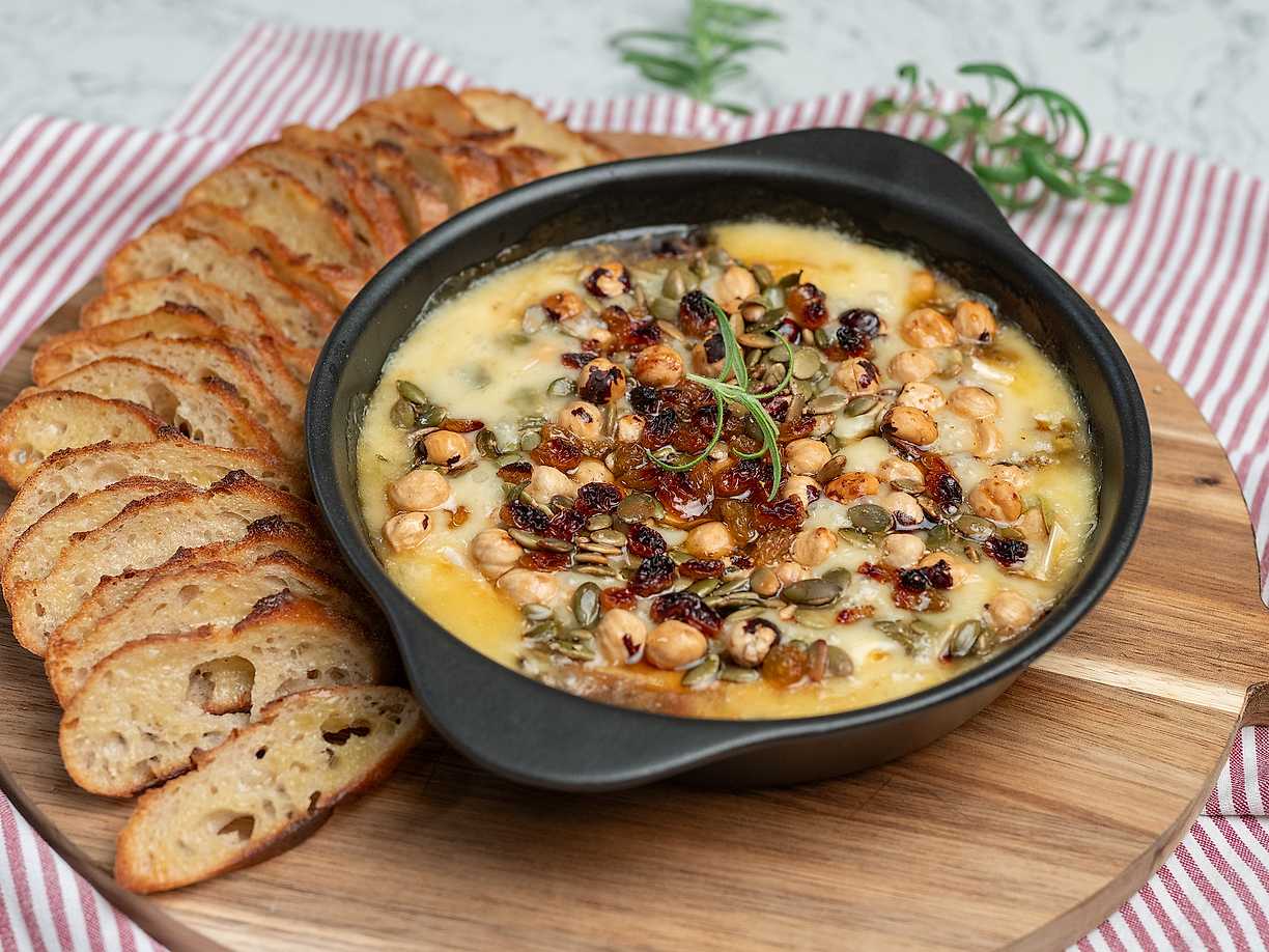 Ugnsbakad brie med honung, nötter och rostad vitlöksbaguette