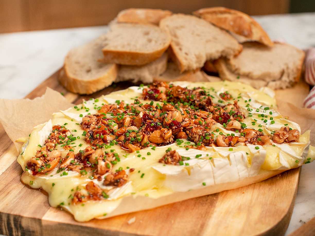 Ugnsbakad brie med nötter